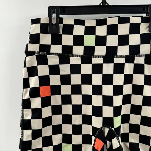 Fabletics Motion Checkerboard Biker Shorts Size M - Picture 2 of 9